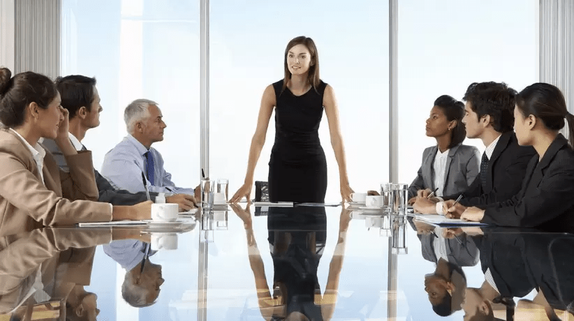 Por qué «Un Asiento en la Mesa» no es la Solución para la Equidad de&nbsp;Género